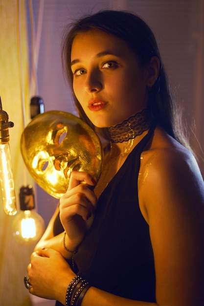 Retrato místico de una niña con un patrón cyberpunk dorado.