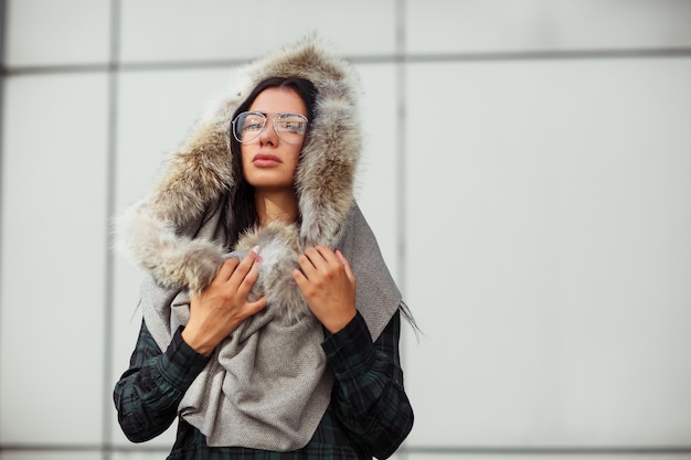 Retrato de moda al aire libre cerca de joven hermosa mujer segura con camisa de moda