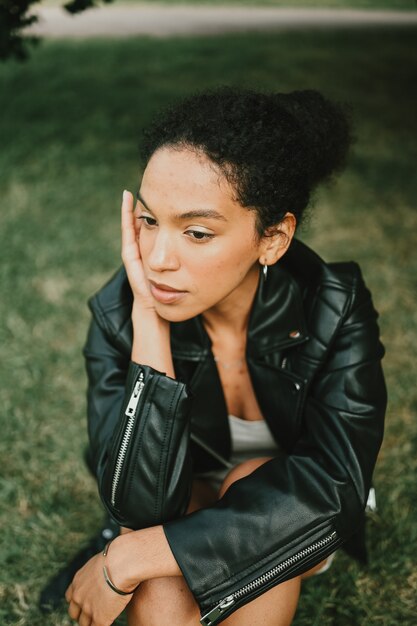 Retrato de moda de atractiva joven confiada belleza natural mujer afroamericana con pelo afro