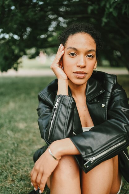 Retrato de moda de atractiva joven confiada belleza natural mujer afroamericana con pelo afro