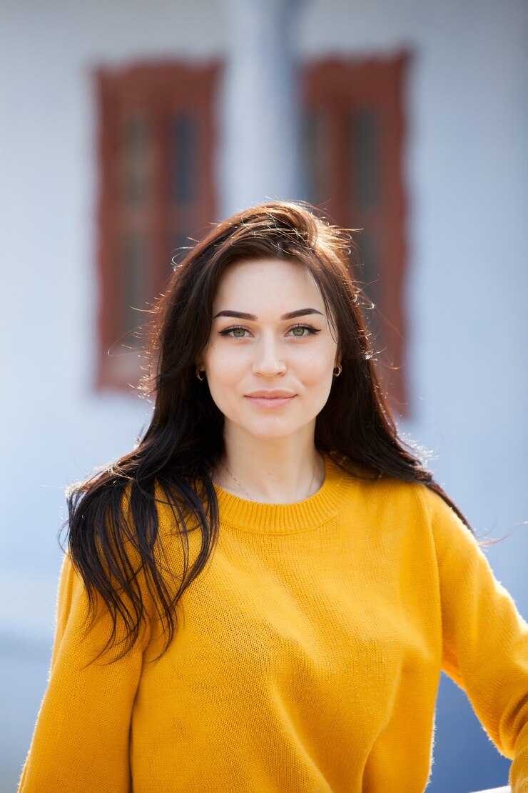 Foto retrato de moda de belleza de joven hermosa mujer morena con cabello largo negro y ojos verdes