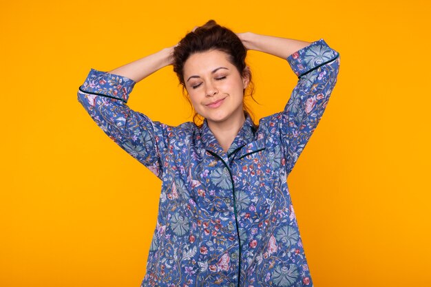 Retrato de moda chica guapa en ropa de casa azul