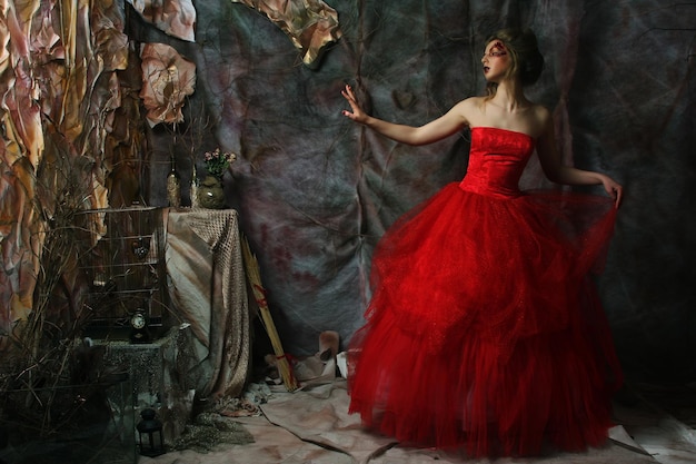 Retrato de moda de una chica hermosa y romántica con un vestido de arte de labios rojos peinado Princesa en casa misteriosa Concepto creativo Érase una vez en la fantasía