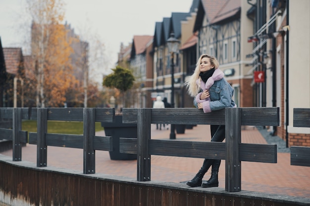 Foto retrato de moda de chica rubia en la ciudad