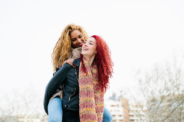 Retrato de moda de estilo de vida al aire libre de dos amigas muy alegres.