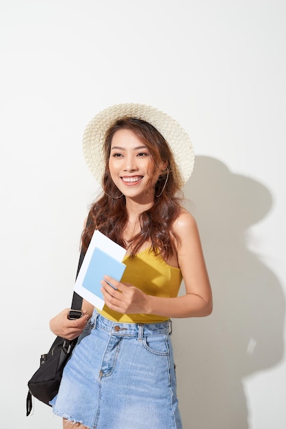 Retrato de moda de estilo de vida soleado de mujer joven con traje de moda sombrero de paja viajar con mochila