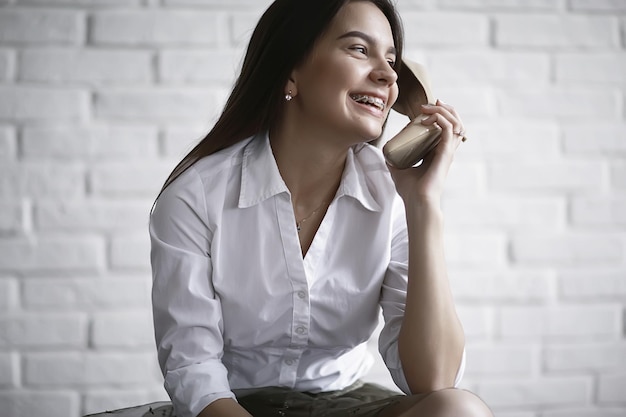 Retrato de moda de una hermosa joven morena adulta