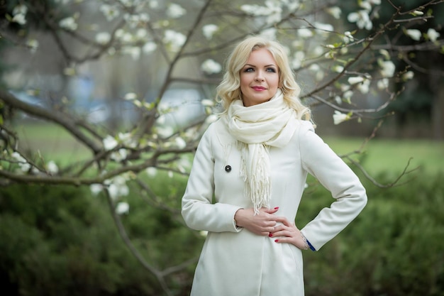 Retrato de moda de hermosa mujer rubia en ropa elegante al aire libre en paz de otoño en ucrania hig