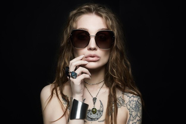 Retrato de moda de hermosa mujer sexy con tatuaje