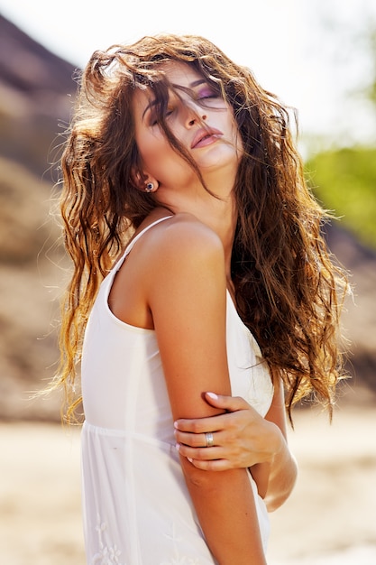 Retrato de moda de una hermosa niña en un lugar mágico