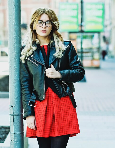 Retrato de moda hipster de joven hermosa mujer rubia posando al aire libre en verano