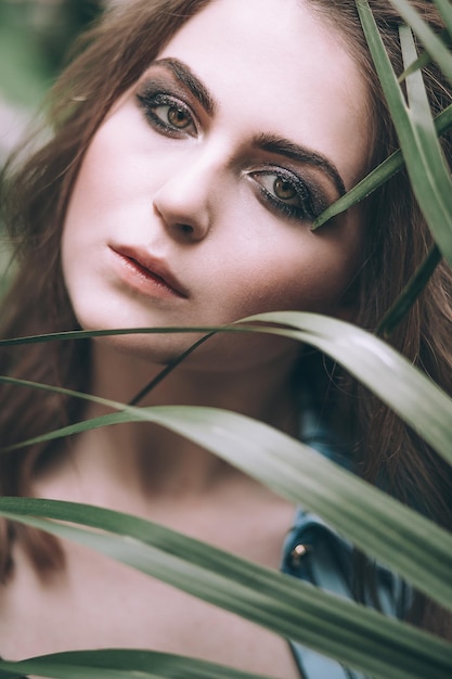 Retrato de moda en el jardín botánico