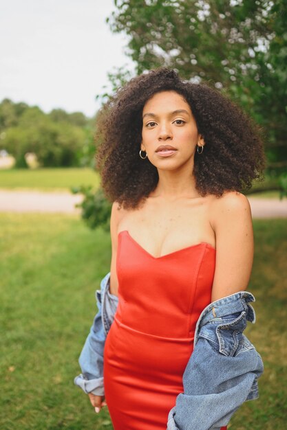 Retrato de moda de joven atractiva sensual mujer afroamericana naturalmente hermosa con afro