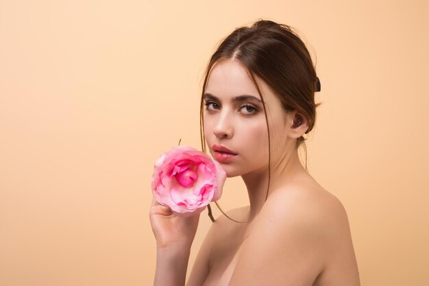 Retrato de moda de joven bella dama con flores retrato de elegante bella mujer con desnudo