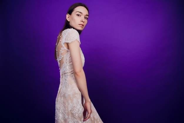 Retrato de moda joven elegante vestido blanco. Hermosa mujer con rojo y azul. Chica en neón.