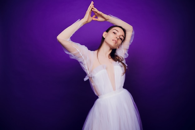 Retrato de moda joven elegante vestido blanco. Hermosa mujer con rojo y azul. Chica en neón.