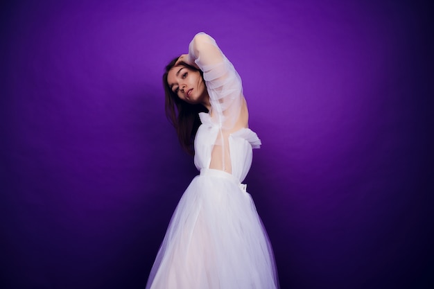 Retrato de moda joven elegante vestido blanco. hermosa mujer con rojo y azul. chica en neón.