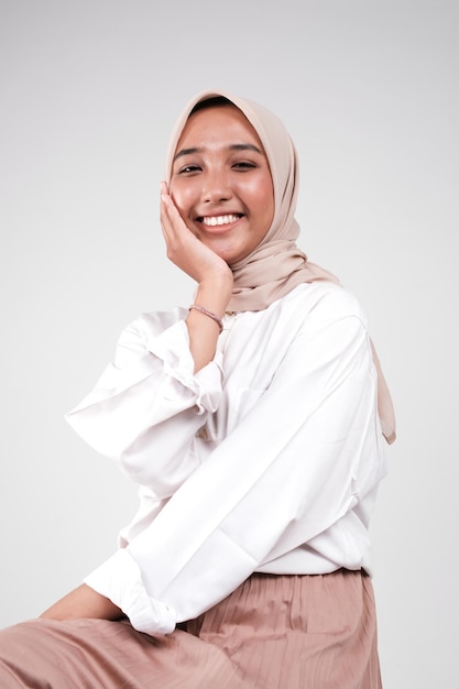 Foto retrato de moda de una joven y hermosa mujer musulmana asiática con hiyab aislado en el fondo blanco