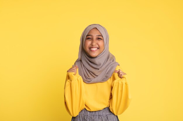 Retrato de moda de una joven y hermosa mujer musulmana asiática con hiyab