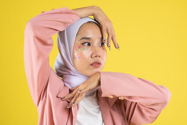 Retrato de moda de una joven y hermosa mujer musulmana asiática con hiyab.