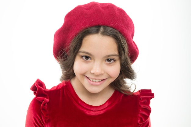 Retrato de moda linda chica usar sombrero de moda Tienda de ropa Accesorios de lujo Concepto de moda Niño de moda Soñando con vacaciones en francés Niña feliz Niño de estilo francés Niña parisina en boina