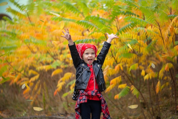 Retrato moda linda sonrisa niño niña divirtiéndose al aire libre.