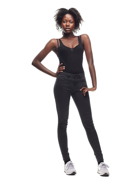 Retrato de moda y modelo de niña africana en un estudio con un atuendo informal, confianza y pose natural Belleza joven y orgullosa mujer negra con afro posando mientras está aislada por un fondo blanco