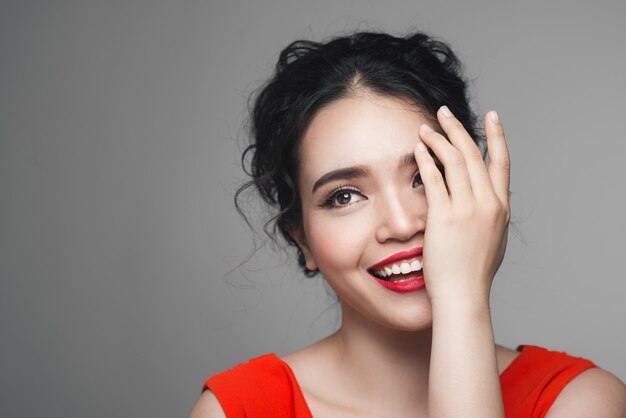 Retrato de moda de mujer asiática con peinado elegante. Maquillaje perfecto.