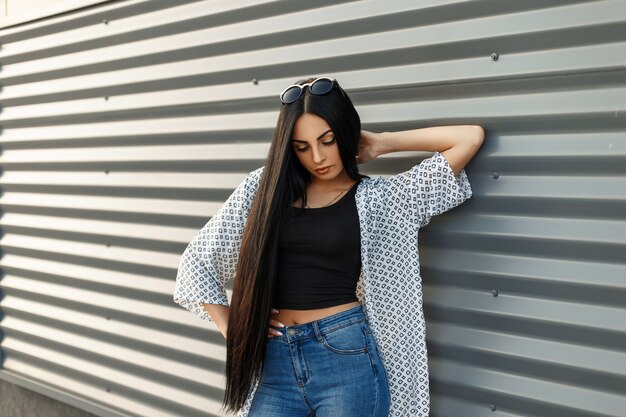 Retrato de moda mujer bonita en estilo casual de verano