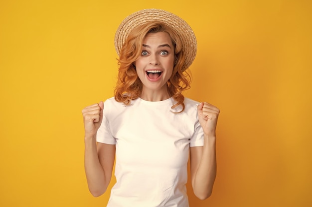 Retrato de moda mujer bonita con sombrero de paja de verano sobre fondo amarillo