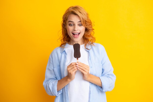 Retrato de moda mujer joven fresca con helado sobre fondo amarillo Chica joven inconformista descarada