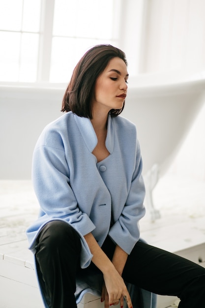 Retrato de moda de mujer joven hermosa