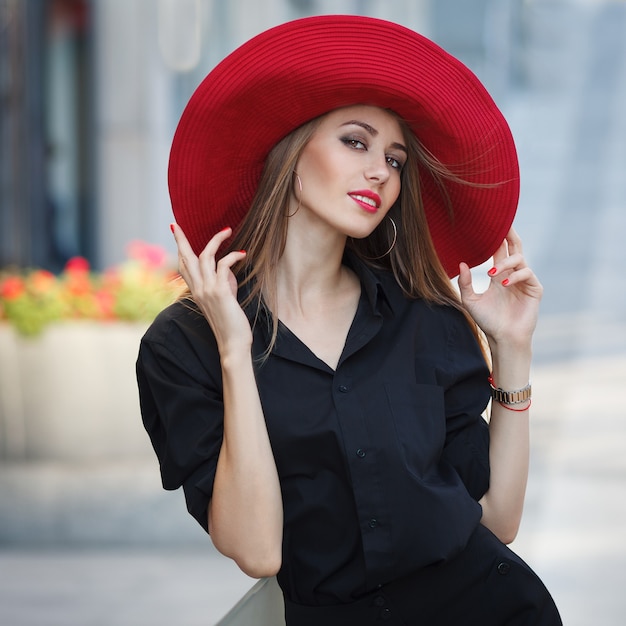 Retrato de moda de mujer joven modelo sobre fondo urbano