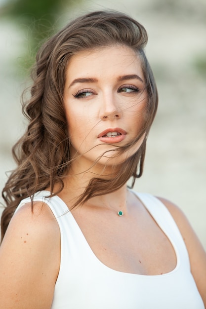 Retrato de moda de mujer joven morena bonita con estilo al aire libre