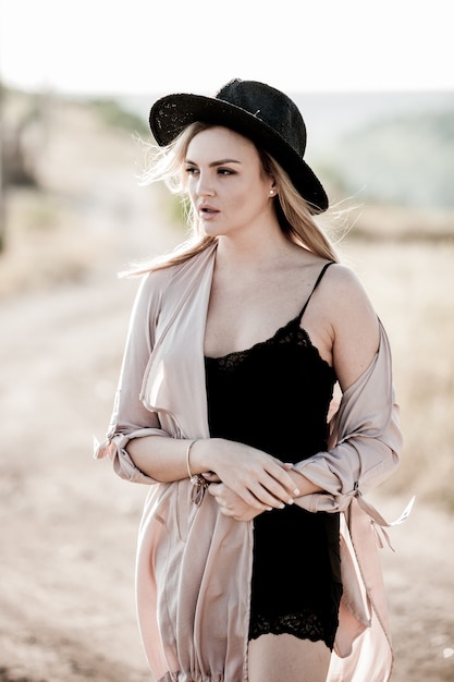 Retrato de moda de mujer joven morena bonita con estilo al aire libre