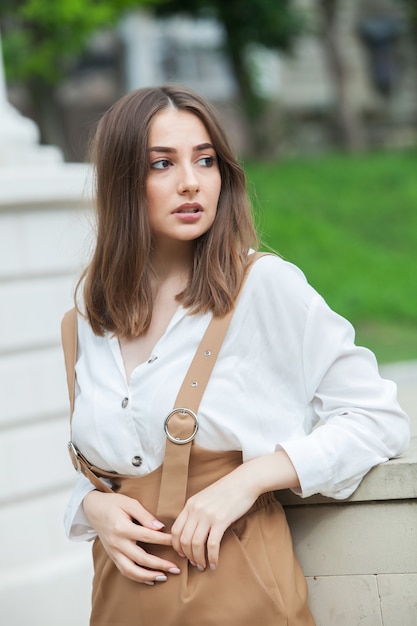 Retrato de moda de mujer joven morena bonita con estilo al aire libre