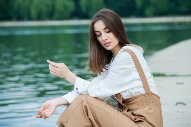 Retrato de moda de mujer joven morena bonita con estilo al aire libre