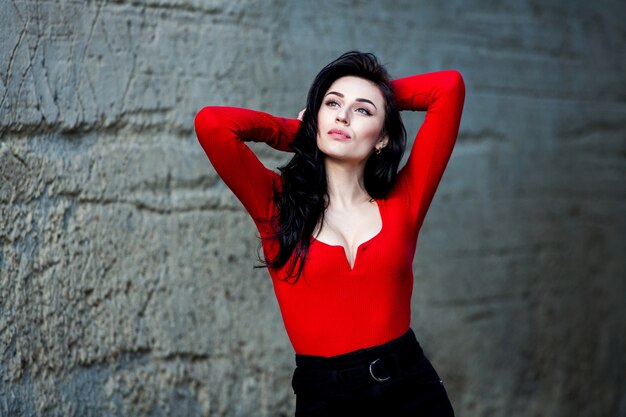 Retrato de moda de mujer joven morena bonita con estilo al aire libre