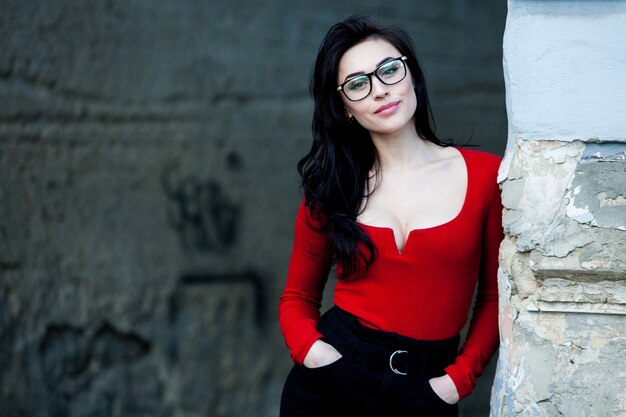 Retrato de moda de mujer joven morena bonita con estilo al aire libre