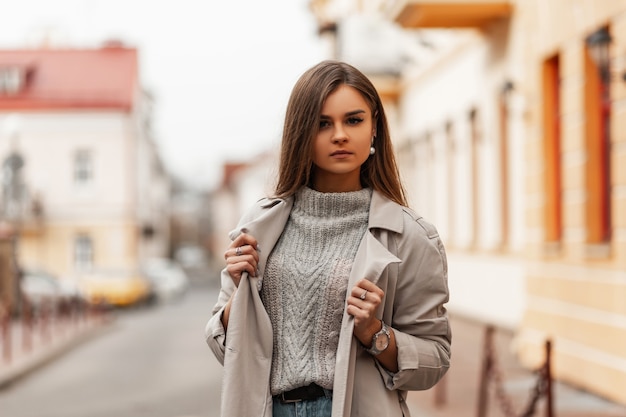 Retrato de moda de una mujer joven con ropa elegante en la calle