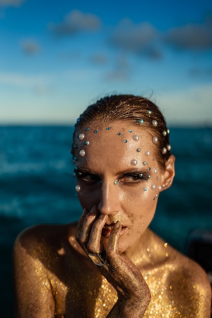 Retrato de moda de una mujer joven