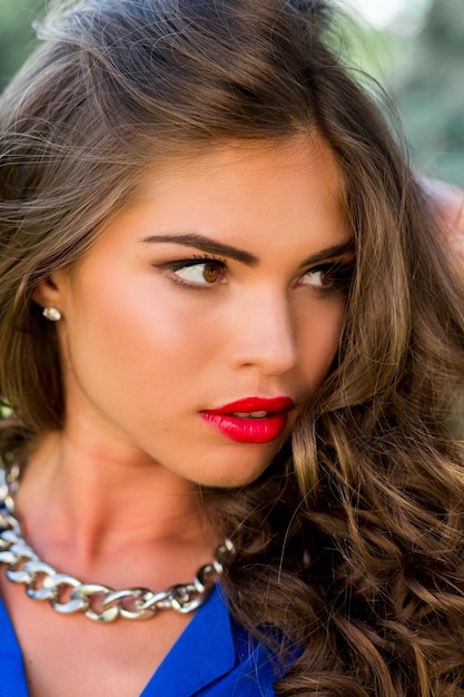 Foto retrato de moda de mujer morena impresionante en traje casual de verano hermosa dama posando en el fondo verde del césped del parque de verano