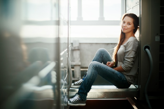 Retrato de moda de mujer sensual joven