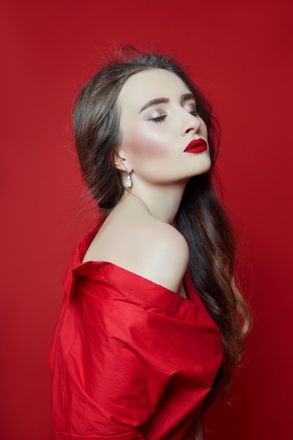 Retrato de moda de mujer en vestido rojo