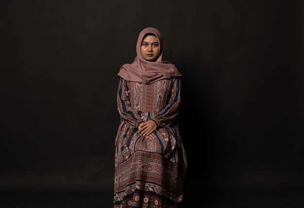 Retrato de moda de Muslimah asiático elegante aislado sobre fondo negro