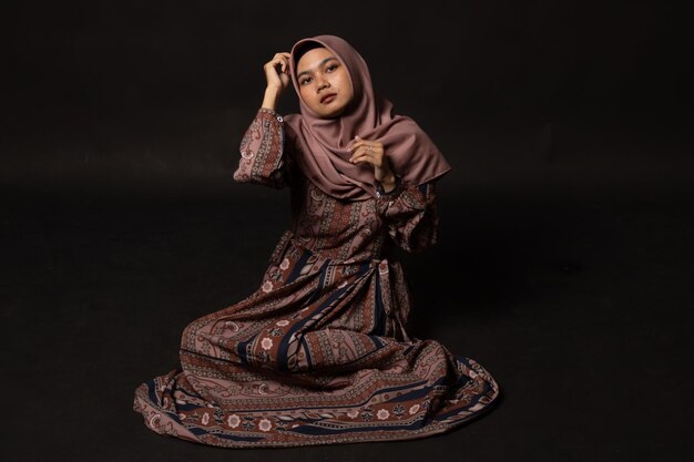 Retrato de moda de Muslimah asiático elegante aislado sobre fondo negro