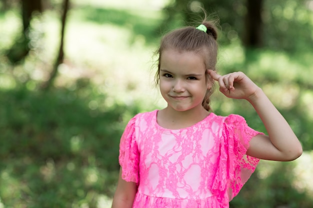 Retrato de moda de niña elegante sonriendo y posando