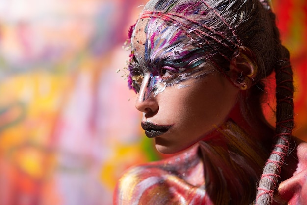 Retrato de modelo de arte con maquillaje creativo Pintar rostro de modelo femenino Diseño corporal de arte abstracto Arte de diseño corporal Arte corporal creativo y peinado El arte facial creativo