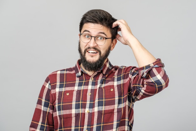 Retrato de modelo masculino inteligente enfocado con expresión pensativa y determinada