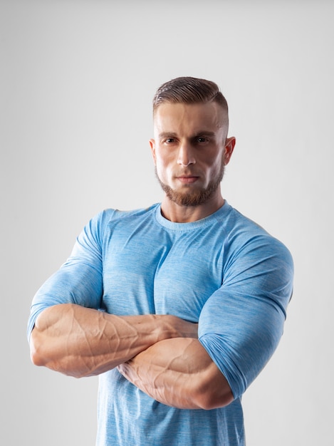 Retrato de un modelo masculino musculoso sobre fondo blanco.